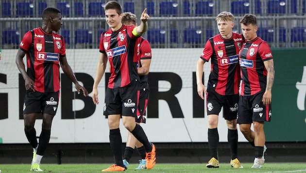 Cup goalscorer Florian Prirsch shows the way - soon it will be back to Lower Austria. (Bild: GEPA pictures)