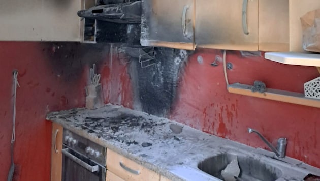 The fire caused extensive damage to the kitchen. (Bild: ZOOM Tirol)