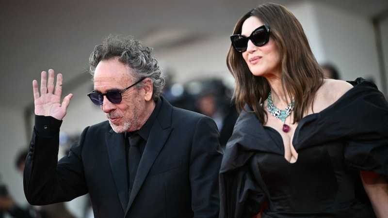 Monica Bellucci und Tim Burton schritten gemeinsam über den roten Teppich. (Bild: APA/AFP/Marco BERTORELLO)