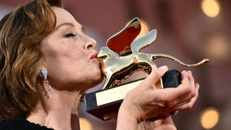 Sigourney Weaver kissed her lion. (Bild: APA/AFP/Marco BERTORELLO)