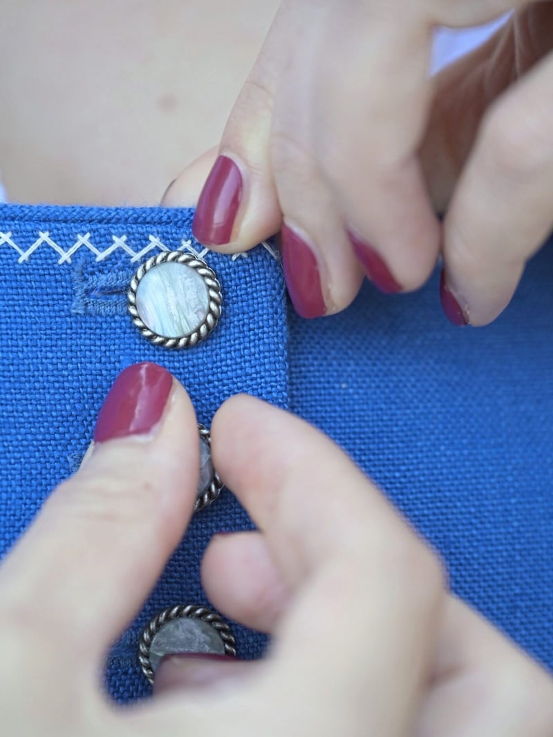 Mother-of-pearl buttons with silver setting (Bild: Evelyn Hronek)