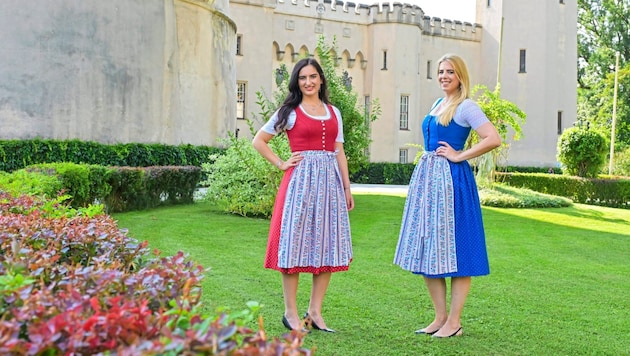 Katharina Weber and market officer Isabella Theuermann present the still young Wolfsberg Dirndl, which is decorated with many elaborate details, in the castle park. (Bild: Evelyn Hronek)