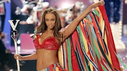 Tyra Banks wird heuer wieder über den Laufsteg von Victoria‘s Secret schweben. (Bild: APA/TIMOTHY A. CLARY / AFP)