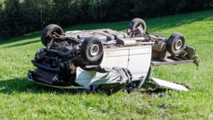 Das Fahrzeug machte sich selbstständig und rollte über eine Böschung.