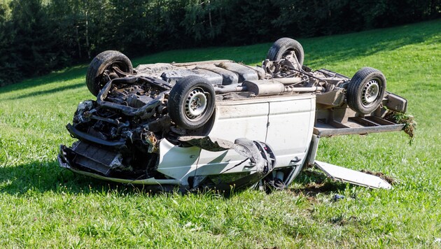 Das Fahrzeug machte sich selbstständig und rollte über eine Böschung. (Bild: Bernd Hofmeister)