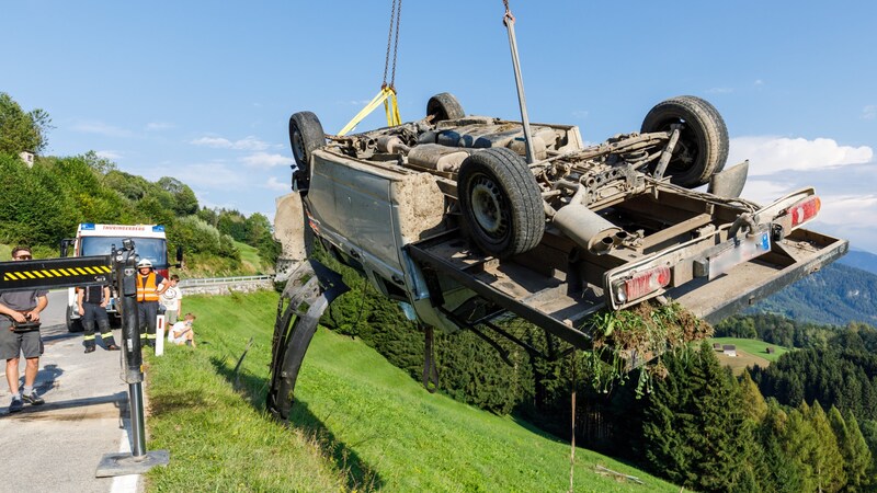 Das Nutzfahrzeug musste von einem Kran geborgen werden. (Bild: Bernd Hofmeister/Krone KREATIV)