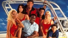 Jeremy Jackson (rechts unten) wuchs als Teenager am Set inmitten der „Baywatch“-Schönheiten Pamela Anderson, Alexandra Paul und Nicole Eggert auf. (Bild: picturedesk.com/Globe Photos / Zuma)