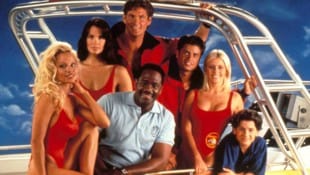 Jeremy Jackson (rechts unten) wuchs als Teenager am Set inmitten der „Baywatch“-Schönheiten ...