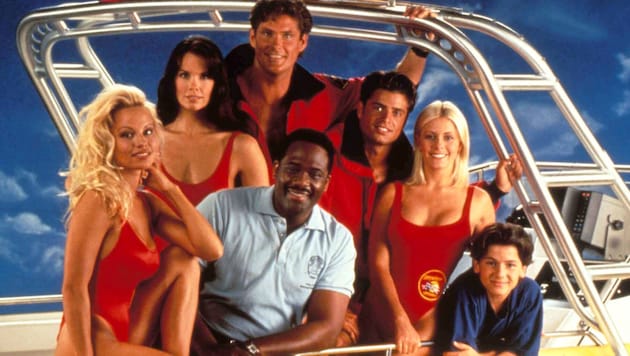 Jeremy Jackson (rechts unten) wuchs als Teenager am Set inmitten der „Baywatch“-Schönheiten Pamela Anderson, Alexandra Paul und Nicole Eggert auf. (Bild: picturedesk.com/Globe Photos / Zuma)