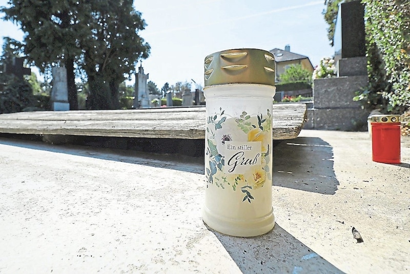 Richard Lugner will begin his final journey on Saturday. The first candles have already been placed at the cemetery, silent witnesses to the great sympathy of many people. (Bild: Holl Reinhard/Reinhard Holl)