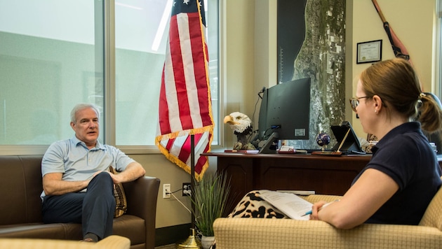 Joe Marine, Mayor of Mukilteo, in conversation with "Krone" editor Katharina Pirker. (Bild: Raffael Reithofer)