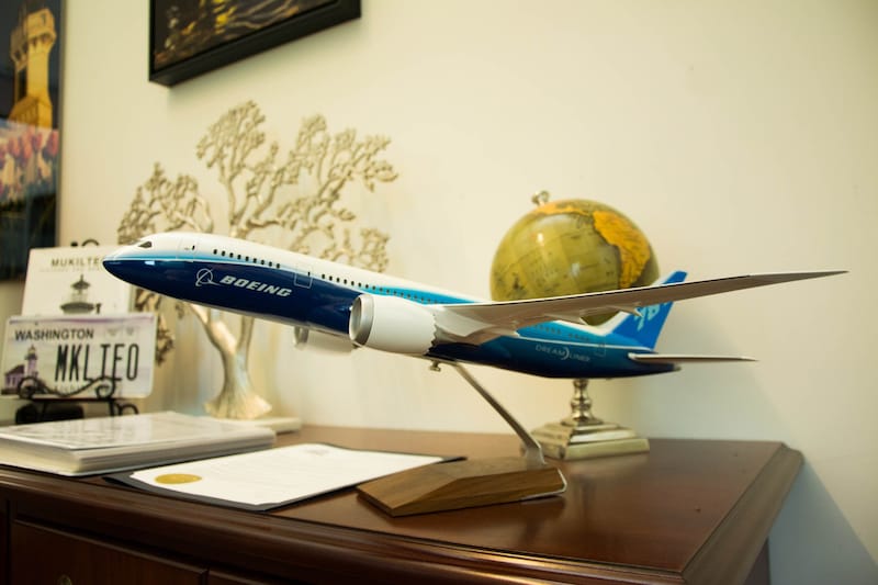 Boeing produces the 737 Dreamliner just a few kilometers from Joe Marine's office. A model in the mayor's office is a reminder of this. (Bild: Raffael Reithofer)