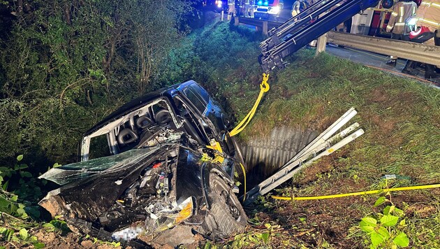 The driver had to be extricated from the wreck. (Bild: ZOOM Tirol)