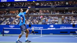 Novak Djokovic gewinnt, ist aber mit seinem Aufschlagspiel gar nicht zufrieden. (Bild: AP/Frank Franklin II)