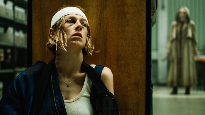 Gretchen (Hunter Schafer) hat Angst, denn merkwürdige Dinge passieren in der Ferienanlage.