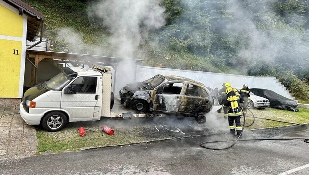 A car on a car transporter caught fire in Hollenstein. (Bild: Bfkdo Amstetten / FF Hollenstein)