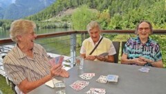 Ingeborg Laußer, Herta Edlinger und Maria Kocher (v. l.) treffen sich seit 18 Jahren zum Spielenachmittag. Anfang September steht eine gemeinsame Reise nach Südtirol an. (Bild: Hörmandinger Reinhard)