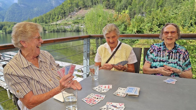 Ingeborg Laußer, Herta Edlinger und Maria Kocher (v. l.) treffen sich seit 18 Jahren zum Spielenachmittag. Anfang September steht eine gemeinsame Reise nach Südtirol an. (Bild: Hörmandinger Reinhard)