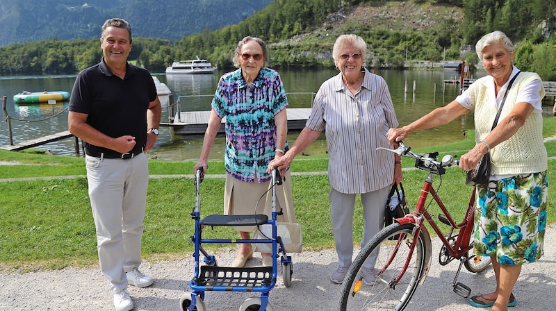 Bürgermeister Egon Höll mit den zwei ältesten Obertraunerinnen und dem treuesten Gast des Ortes. (Bild: Hörmandinger Reinhard)