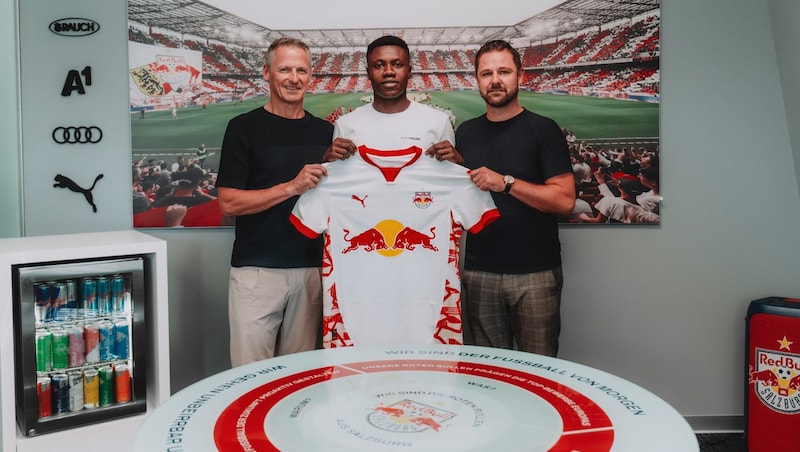 Edmund Baidoo (Mitte) mit Manager Stephan Reiter (links) and Sportdirektor Bernhard Seonbuchner (Bild: FC Red Bull Salzburg)