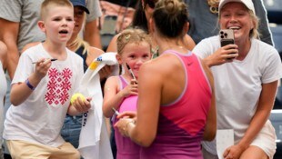 Sabalenka feierte ihren Sieg mit dem kleinen Mädchen.