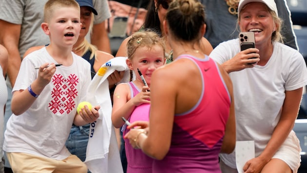 Sabalenka feierte ihren Sieg mit dem kleinen Mädchen. (Bild: Julia Nikhinson)