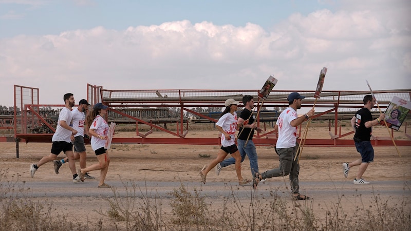 Ein Teil rannte in Richtung Gazastreifen. (Bild: AP/Tsafrir Abayov)