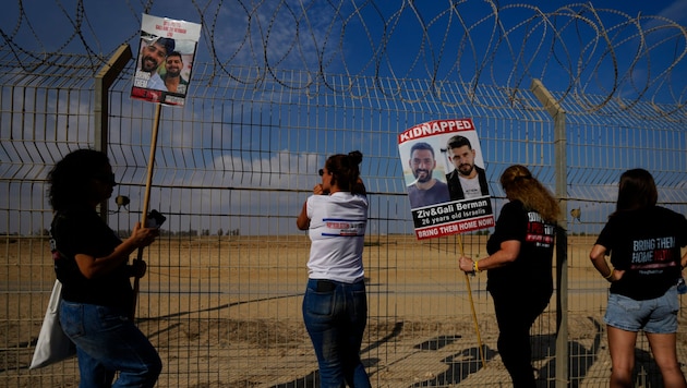 Angehörige israelischer Geiseln an der Grenze zum Gazastreifen (Bild: AP/Tsafrir Abayov)