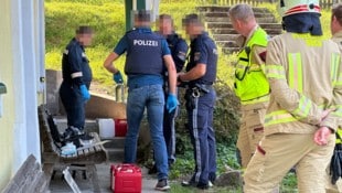 Bei der Hausdurchsuchung hat die Polizei Kanister mit unterschiedlichen Chemikalien gefunden. (Bild: zoom.tirol, Krone KREATIV)