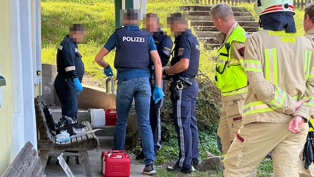 During the search of the house, the police found canisters containing various chemicals. (Bild: zoom.tirol, Krone KREATIV)