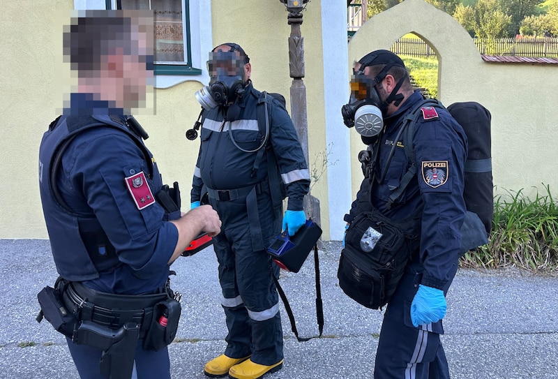 Gefahrstoffspezialisten der Polizei waren in Schutzausrüstung vor Ort. (Bild: zoom.tirol, Krone KREATIV)