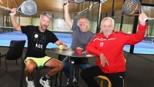 Wo derzeit bereits fleißig Padel gespielt wird, will Ortschef Alfred Reinisch (rechts) ein Gastro-Angebot in der einstigen Tennishalle schaffen. Noch wird aber ein Pächter gesucht. (Bild: Judt Reinhard)