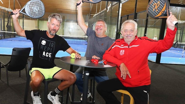 Wo derzeit bereits fleißig Padel gespielt wird, will Ortschef Alfred Reinisch (rechts) ein Gastro-Angebot in der einstigen Tennishalle schaffen. Noch wird aber ein Pächter gesucht. (Bild: Judt Reinhard)