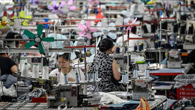 Around 5000 Chinese companies produce fashion for Shein on a piecework basis. (Bild: APA/AFP/Jade GAO)