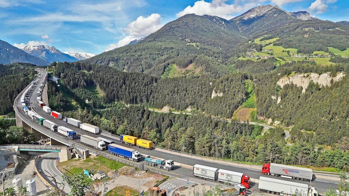 Lkw-Schlangen auf der A13 Brennerautobahn.