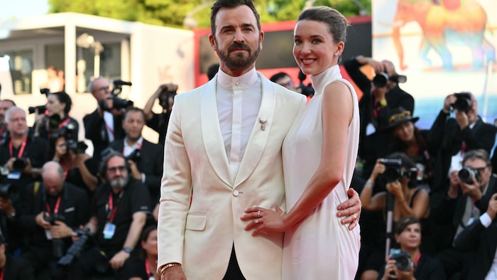 Theroux und Bloom haben zwei Jahre, nachdem sie sich kennengelernt haben, im März 2025 ...