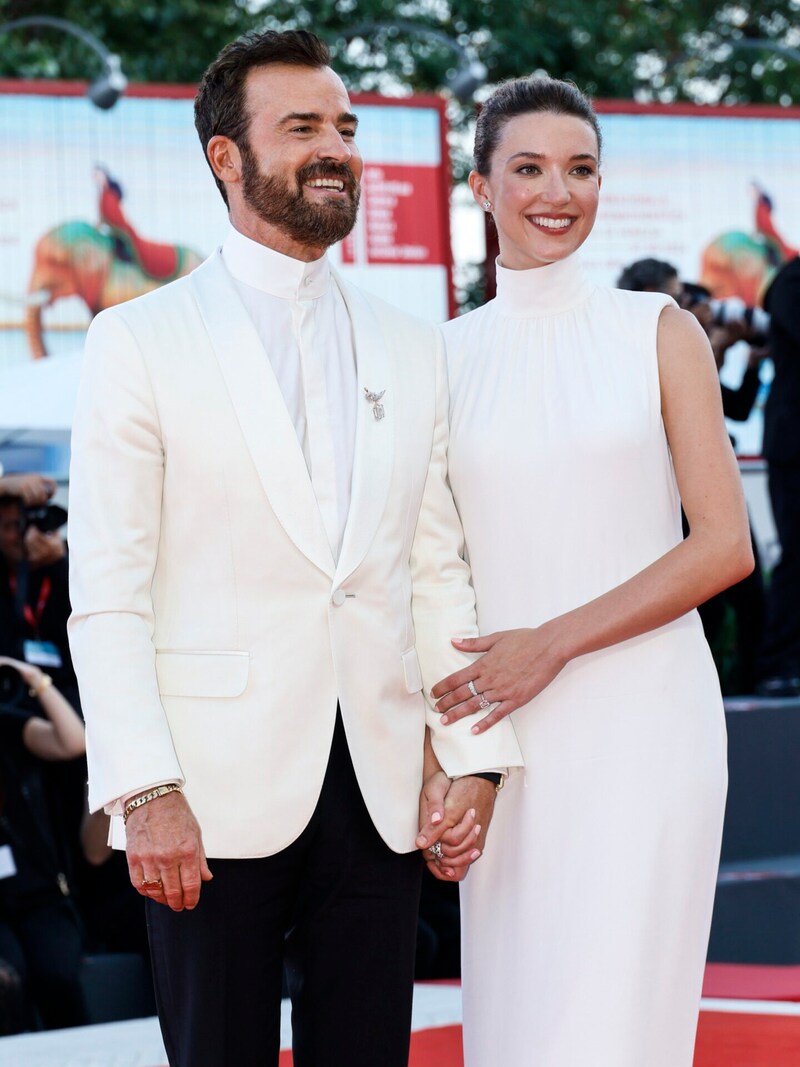 Just an accessory, or something more? Theroux's sweetheart showed up in Venice with a sparkling ring on her ring finger. (Bild: APA/Joel C Ryan/Invision/AP)