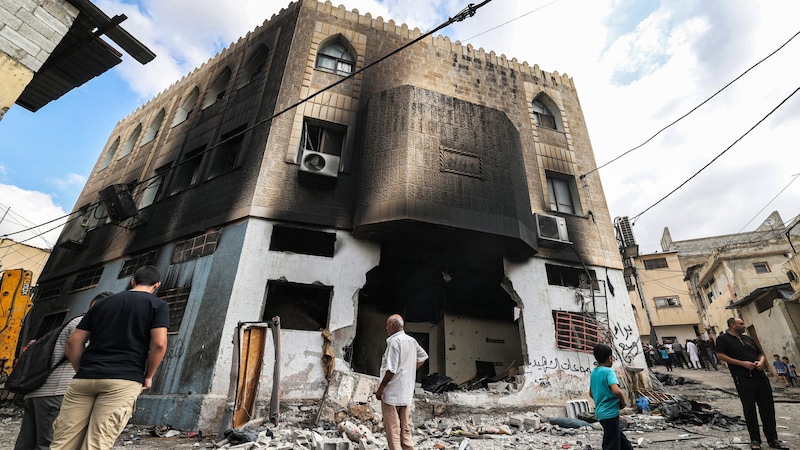 Die zerstörte Moschee (Bild: AFP/Zain Jaafar)