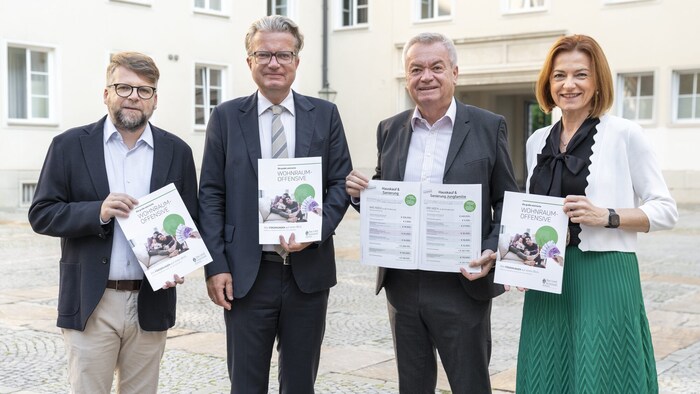 Presenting the Styrian housing offensive together: Club Chairman Hannes Schwarz, Styrian ...
