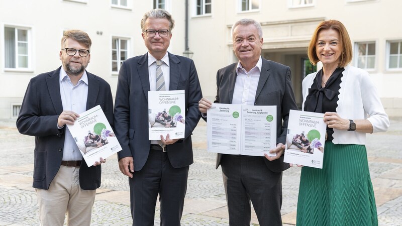 Präsentierten gemeinsam die steirische Wohnraumoffensive: Klubobmann Hannes Schwarz, LH Christopher Drexler, LH-Stv. Anton Lang und LR Simone Schmiedtbauer (Bild: Land Steiermark/binder)