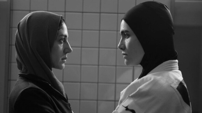 Leila (Arienne Mandi, re.) weigert sich, absichtlich zu verlieren.