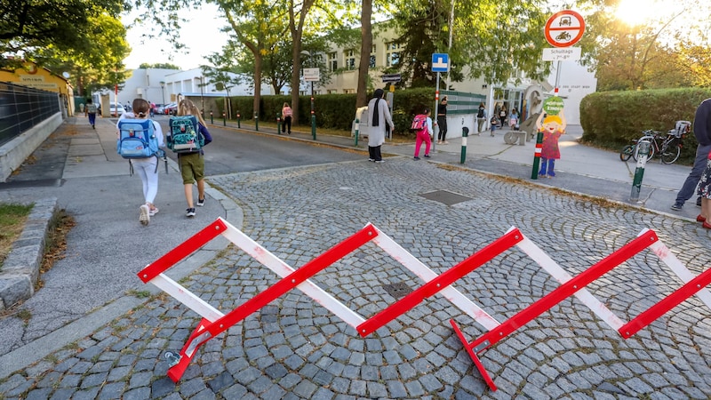 Temporary barriers ensure safety in front of the schools. (Bild: ©Mobilitätsagentur/Christian Fürthner)