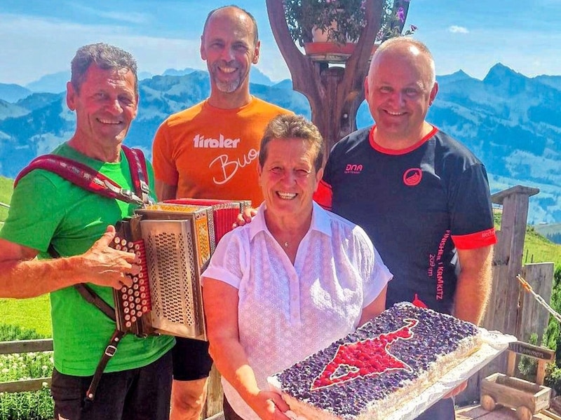 Lisl from the Hahnenkamm-Stüberl serves cake. (Bild: Silberberger Toni)