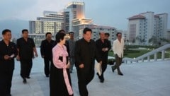 Diktator Kim Jong Un besuchte vor einigen Wochen die „Vorzeigestadt“ Samjiyon, in die ab Dezember auch westliche Touristen reisen dürfen.  (Bild: picturedesk.com/STR / AFP / picturedesk.com)