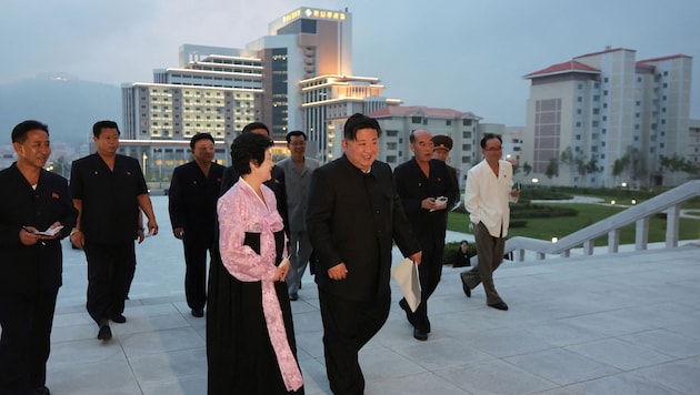 Diktator Kim Jong Un besuchte vor einigen Wochen die „Vorzeigestadt“ Samjiyon, in die ab Dezember auch westliche Touristen reisen dürfen.  (Bild: picturedesk.com/STR / AFP / picturedesk.com)