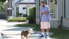 Adam Sandler, hier bei der Gassi-Runde mit dem Familienhund, ist das neue Stylevorbild der Gen Z. (Bild: www.viennareport.at)