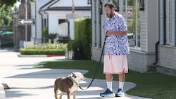 Adam Sandler, hier bei der Gassi-Runde mit dem Familienhund, ist das neue Stylevorbild der Gen Z. (Bild: www.viennareport.at)