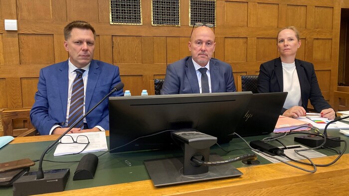 The accused was represented by three lawyers on Thursday: Roland Kier and Andreas Schweitzer ...