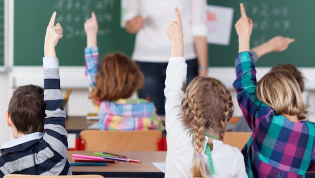 Wer wegen der Unwetter nicht in die Schule kommt, ist auch am Dienstag automatisch entschuligt. (Bild: stock.adobe.com/contrastwerkstatt - stock.adobe.com)