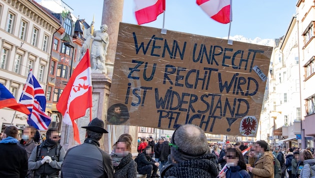 Bei einer Corona-Demo in Innsbruck kam es zu der Aufnahme. Wegen des Postings gab es Hunderte Anzeigen und Verfahren. Erstmals setzte es keine Geldstrafe in der Causa. (Bild: Christian Forcher, Krone KREATIV)